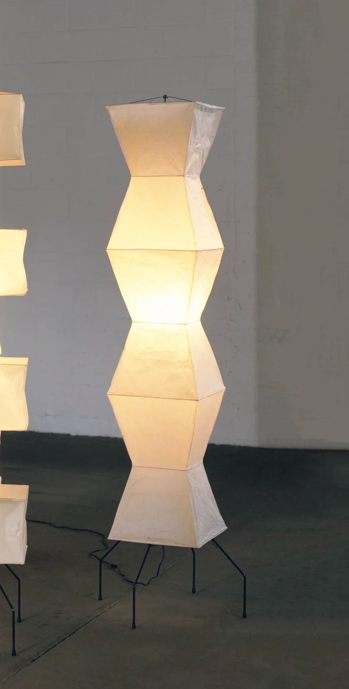 Akari Hourglass Paper UF4-L9 Steel Floor Lamp – Steel detail 13