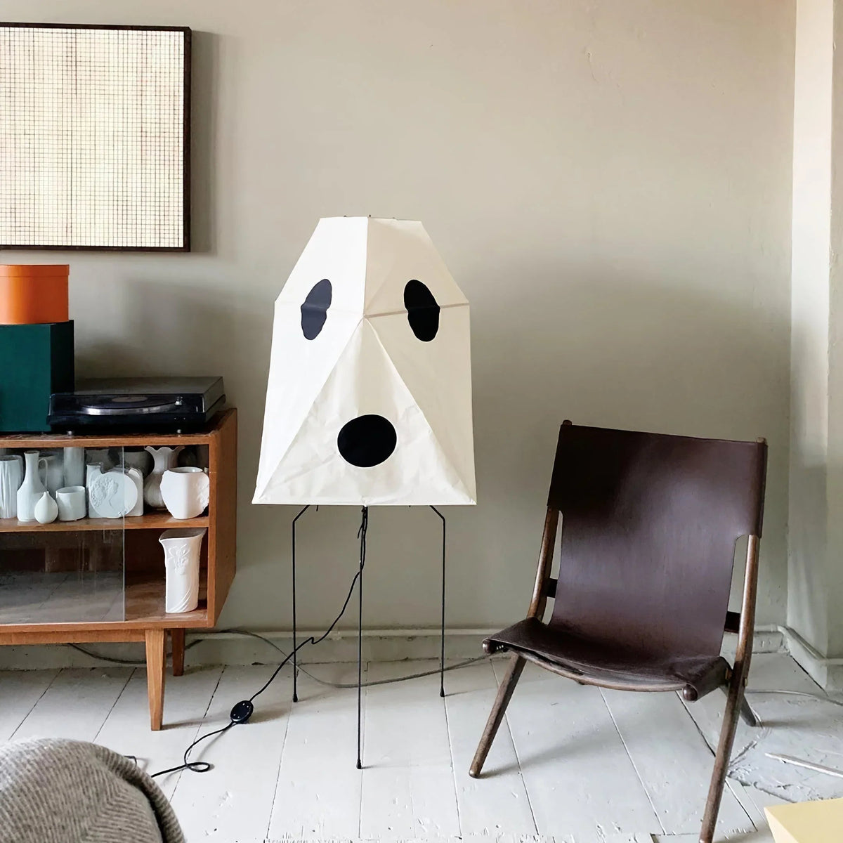 Akari Polyhedral Paper UF3-Q Iron Floor Lamp – Iron detail 3
