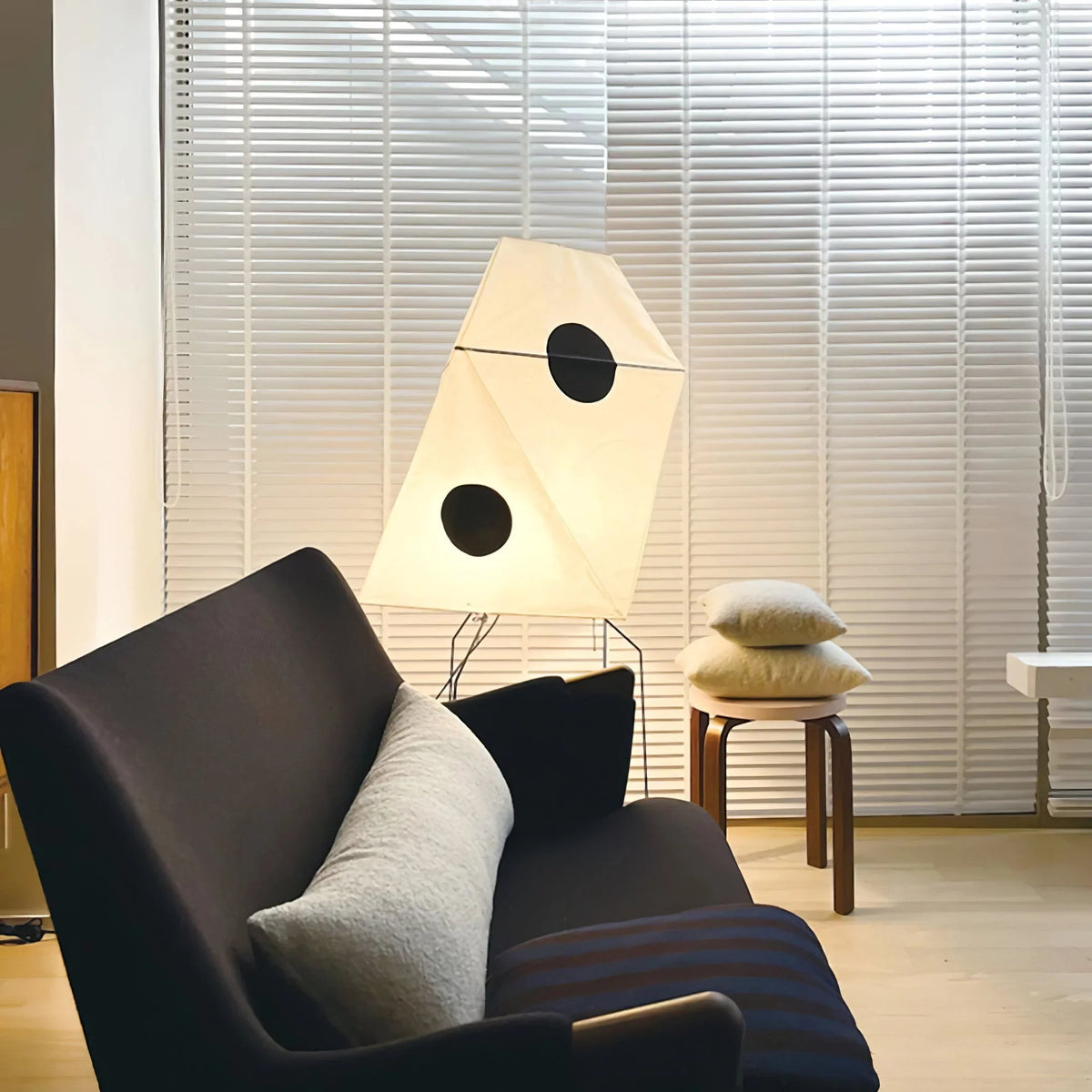 Akari Polyhedral Paper UF3-Q Iron Floor Lamp – Iron detail 25