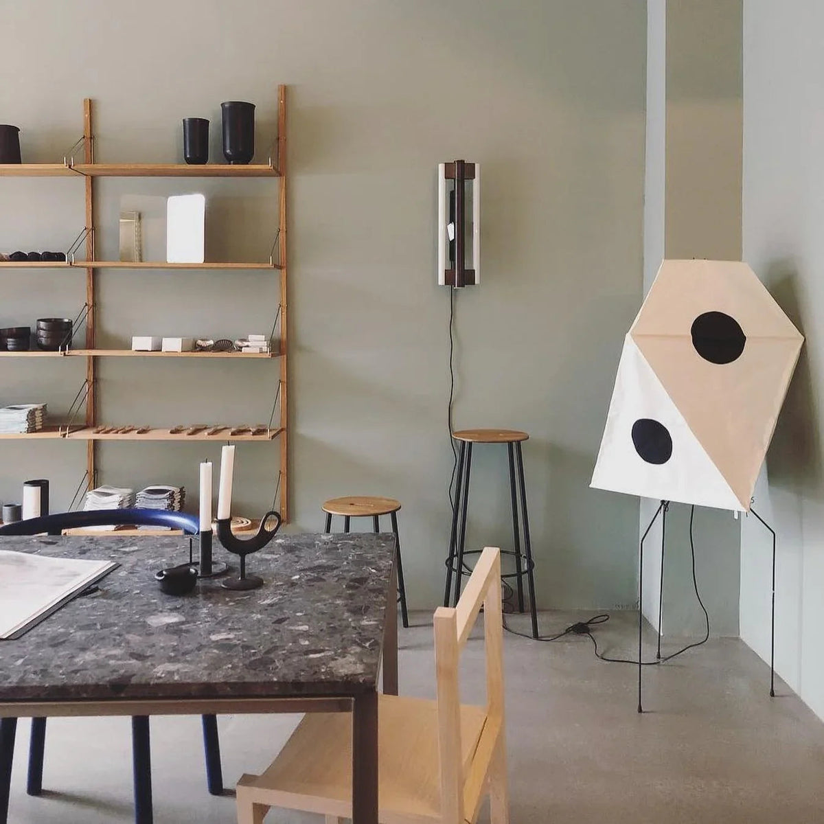 Akari Polyhedral Paper UF3-Q Iron Floor Lamp – Iron detail 29