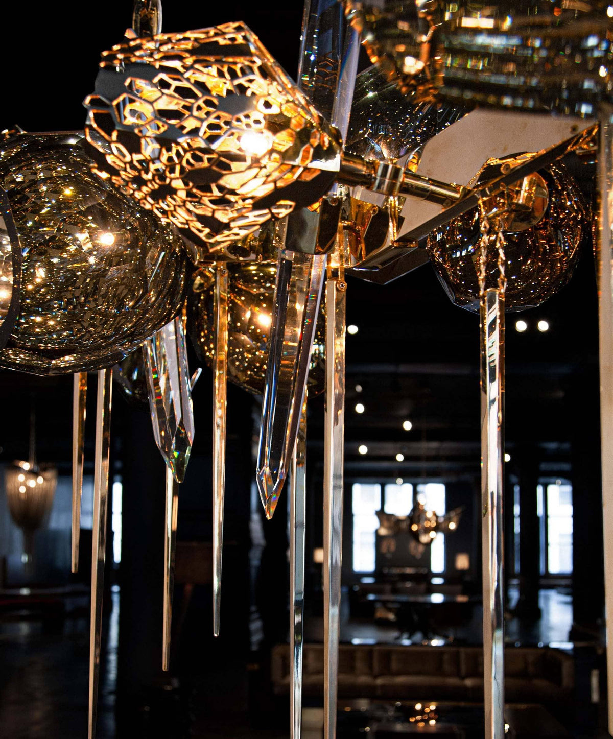 Britannica Glass Chandelier Horizontal – Glass detail 36
