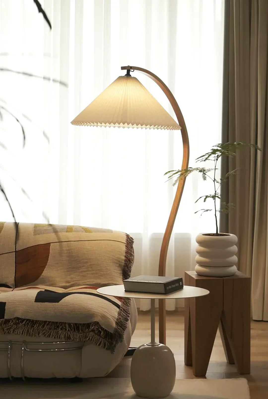 Caprani Wood Floor Lamp – Wood detail 8