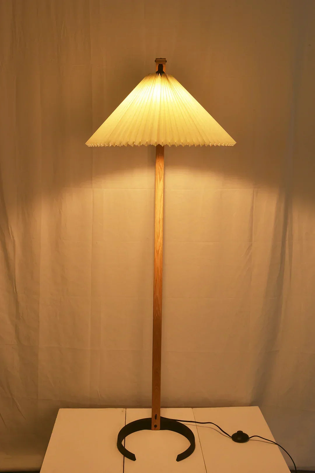 Caprani Wood Floor Lamp – Wood detail 22