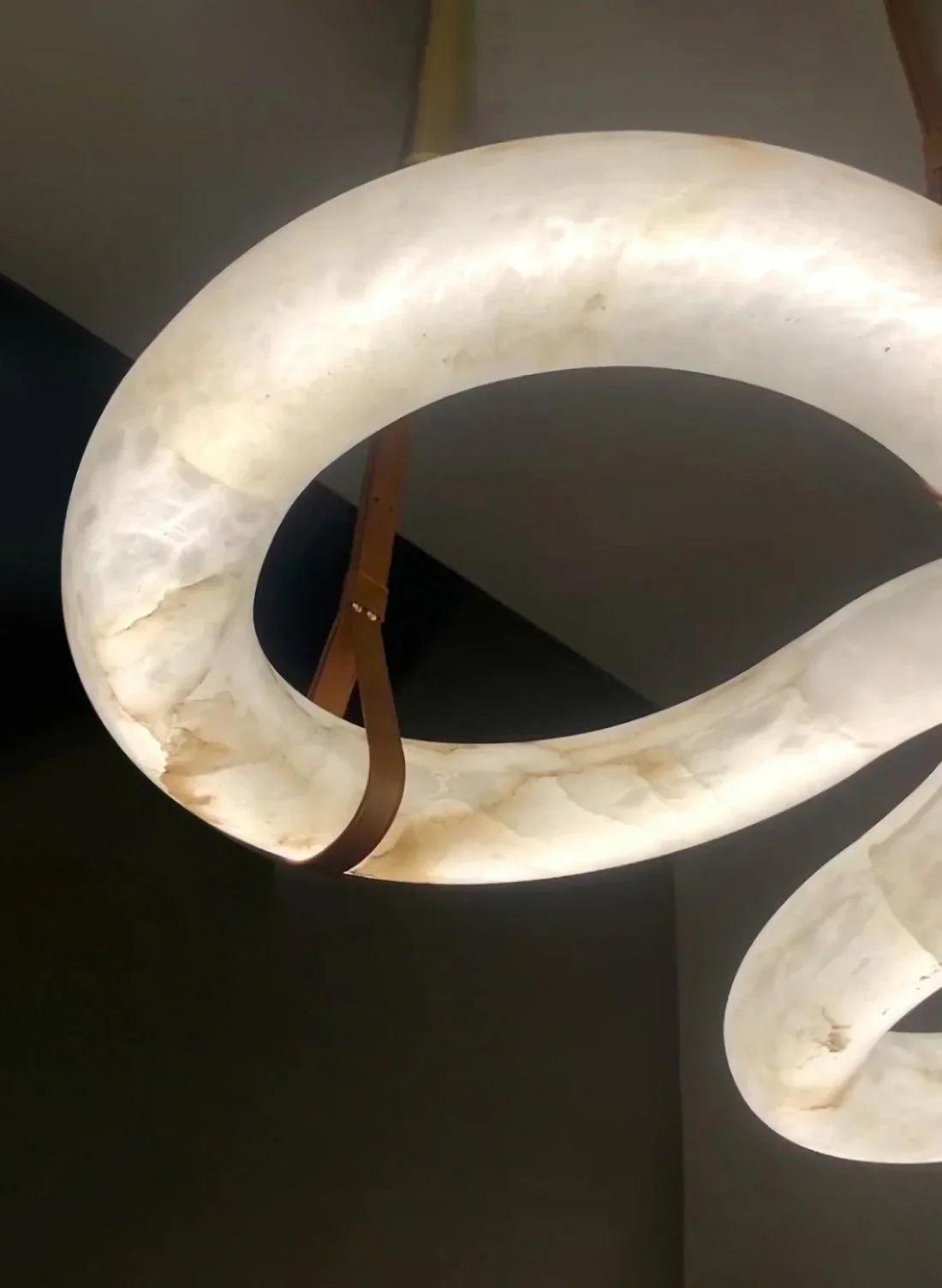 Loop Hanging Alabaster Light – Alabaster detail 5