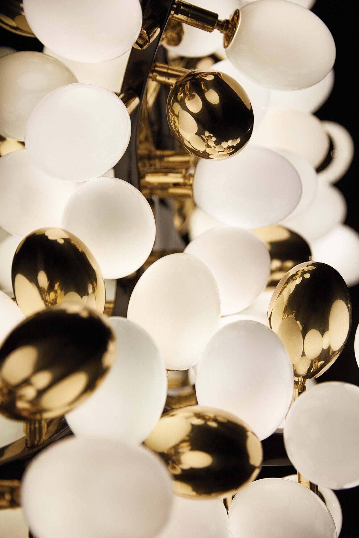 Valiant Glass Chandelier, Horizontal – Glass detail 19