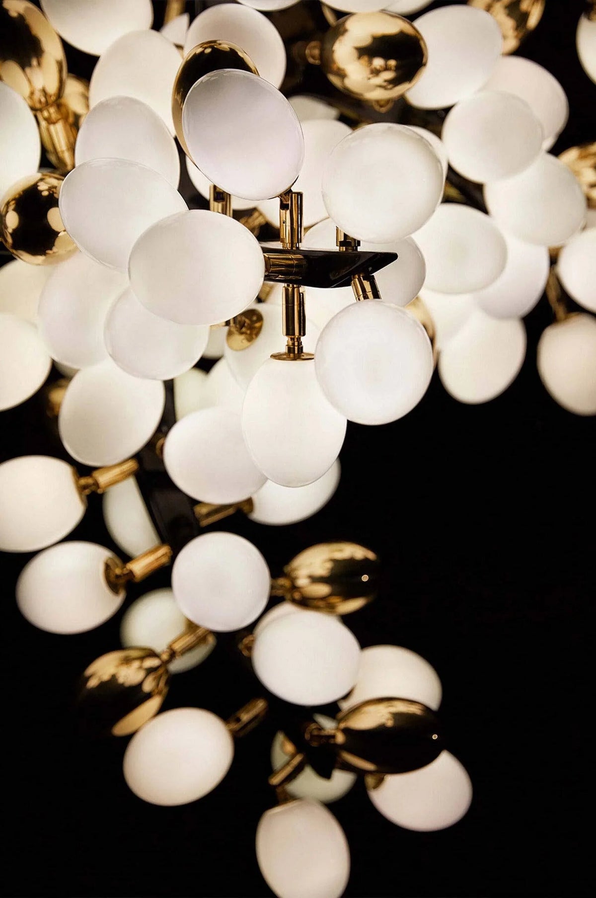 Valiant Glass Chandelier, Horizontal – Glass detail 20
