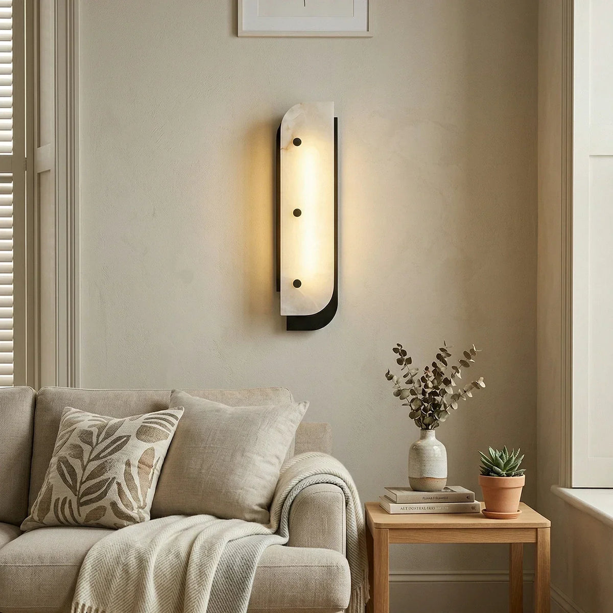 Asymmetrical Elaris Alabaster Wall Lamp – Alabaster detail 3