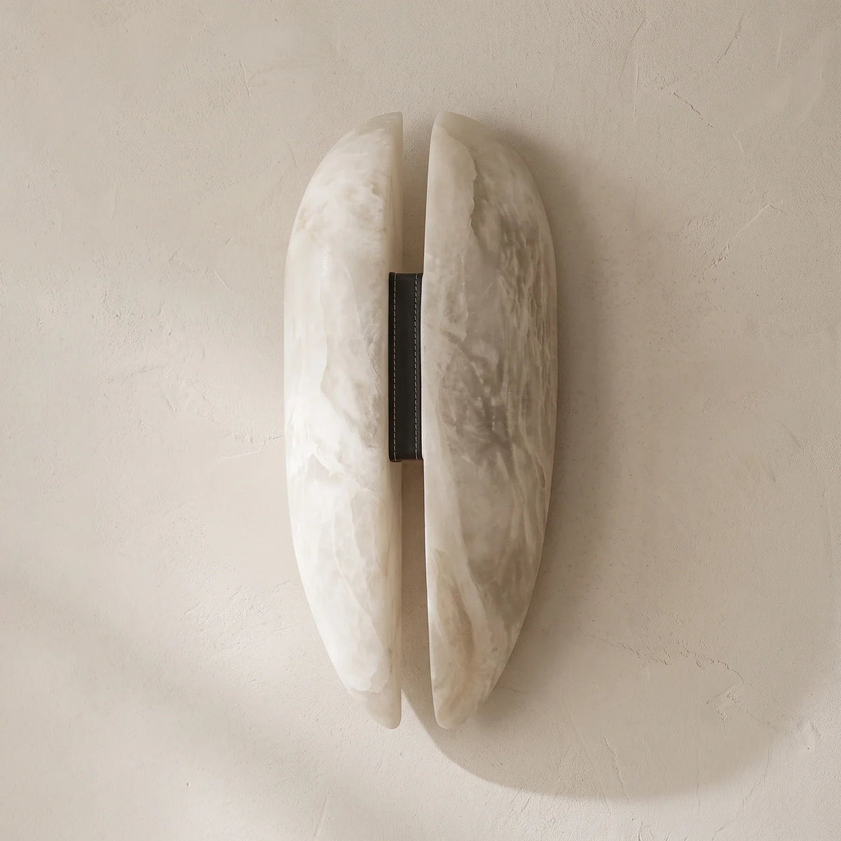 Capsule Alabaster Veil Leather Wall Light – Alabaster detail 11