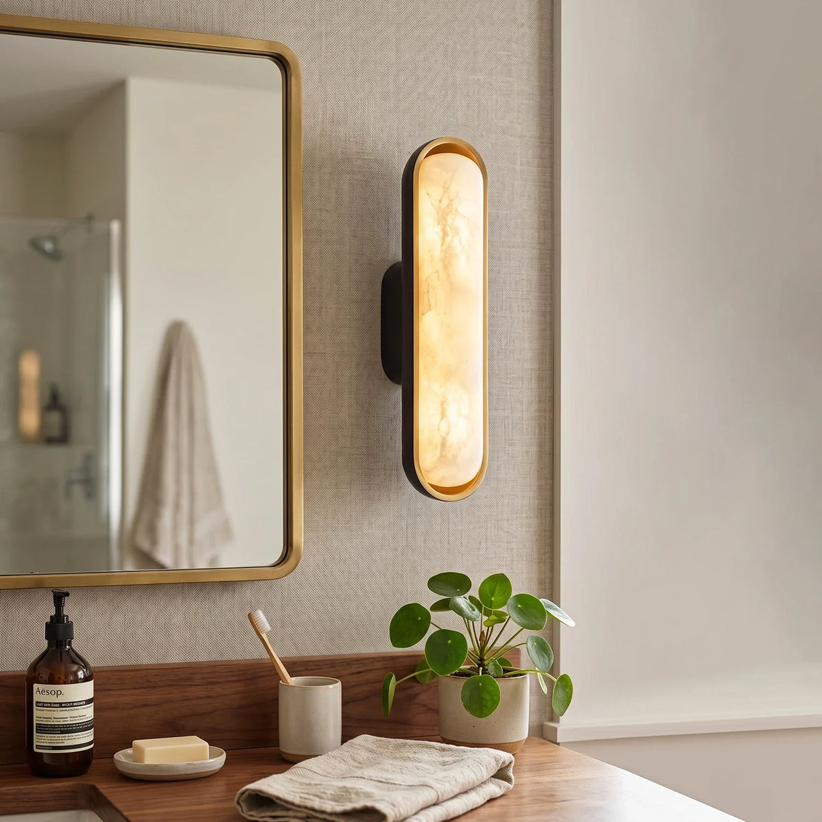 Capsule Chiarore Alabaster Wall Sconce – Alabaster detail 2