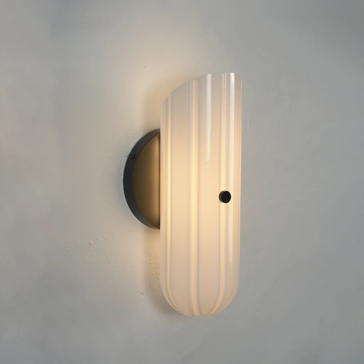 Delphine Fluted Glass Wall Sconce – Glass detail 13