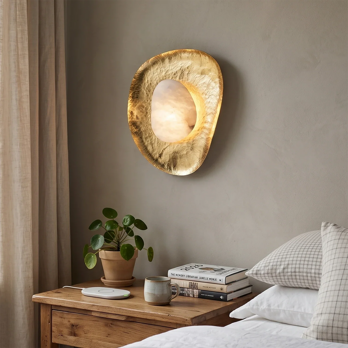 Forged Brass Alabaster Pebble Wall Lamp – Alabaster detail 3