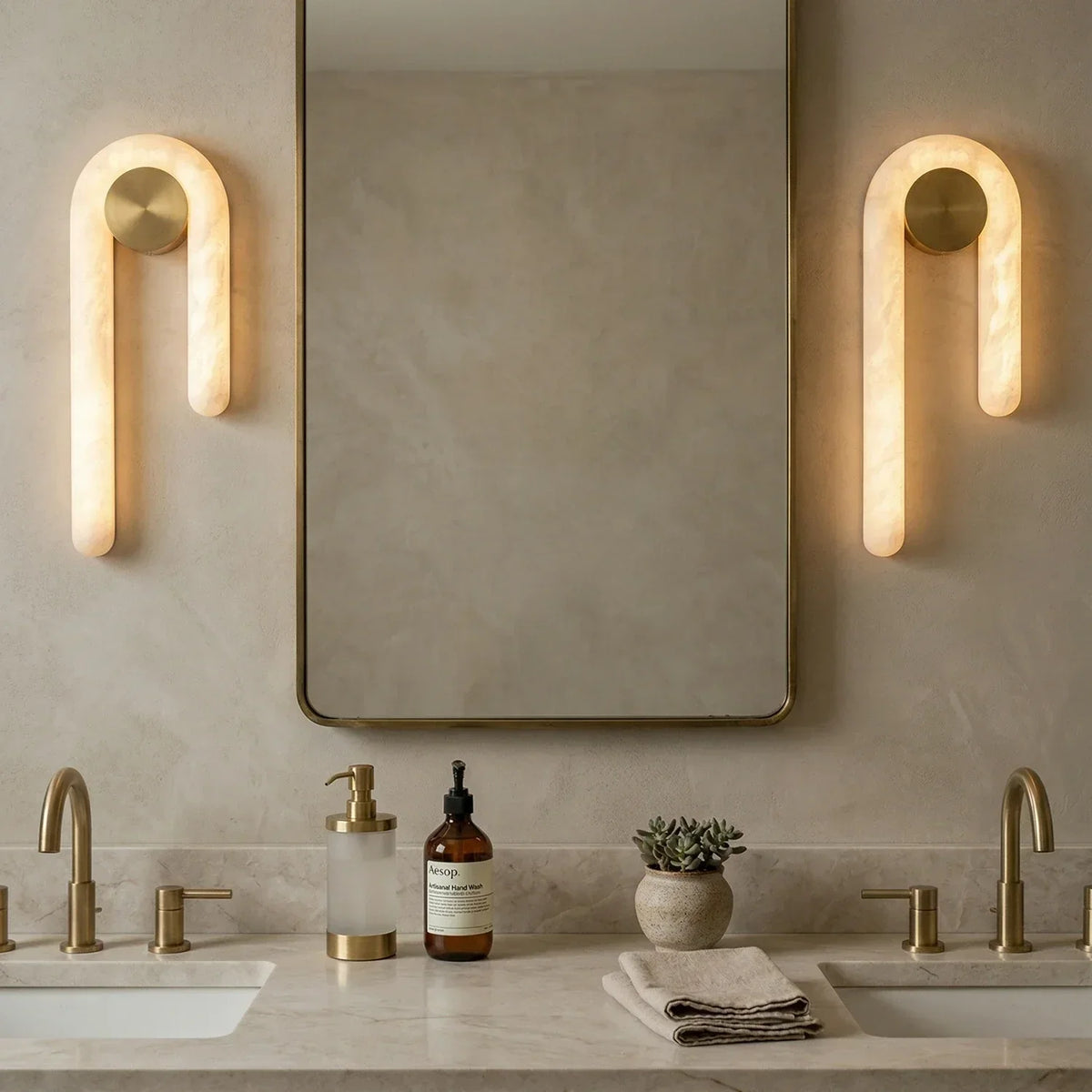 J-Shape Arlo Loop Alabaster Wall Sconce – Alabaster detail 11