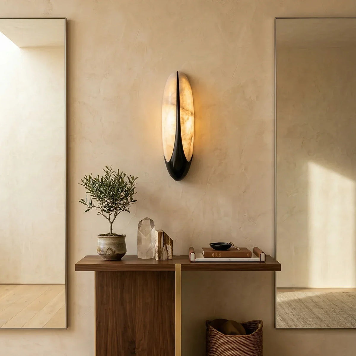 Sculptural Curved Alabaster Wall Lamp – Alabaster detail 2