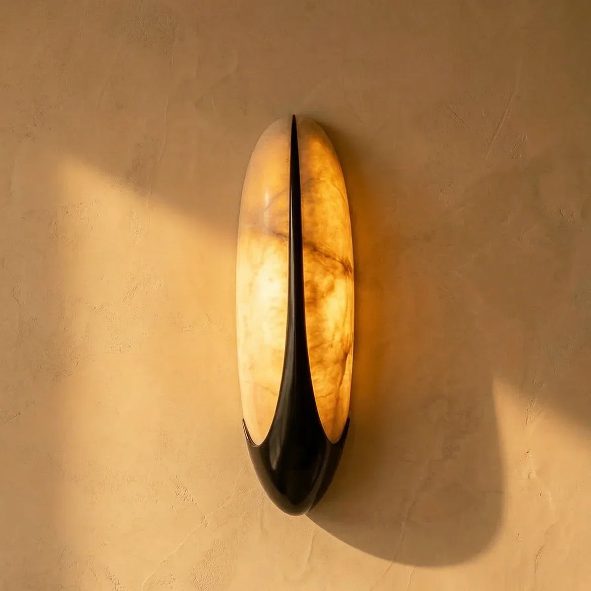 Sculptural Curved Alabaster Wall Lamp – Alabaster detail 11