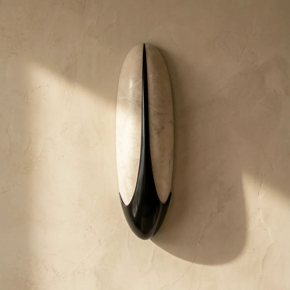 Sculptural Curved Alabaster Wall Lamp – Alabaster detail 12