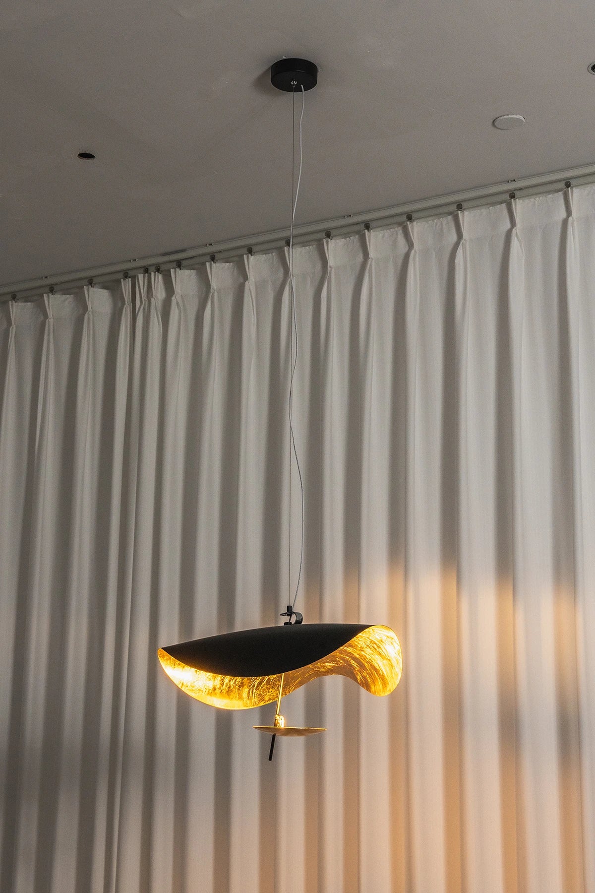 Solenne Gold Leaf Wave Iron Pendant Light – Iron detail 23