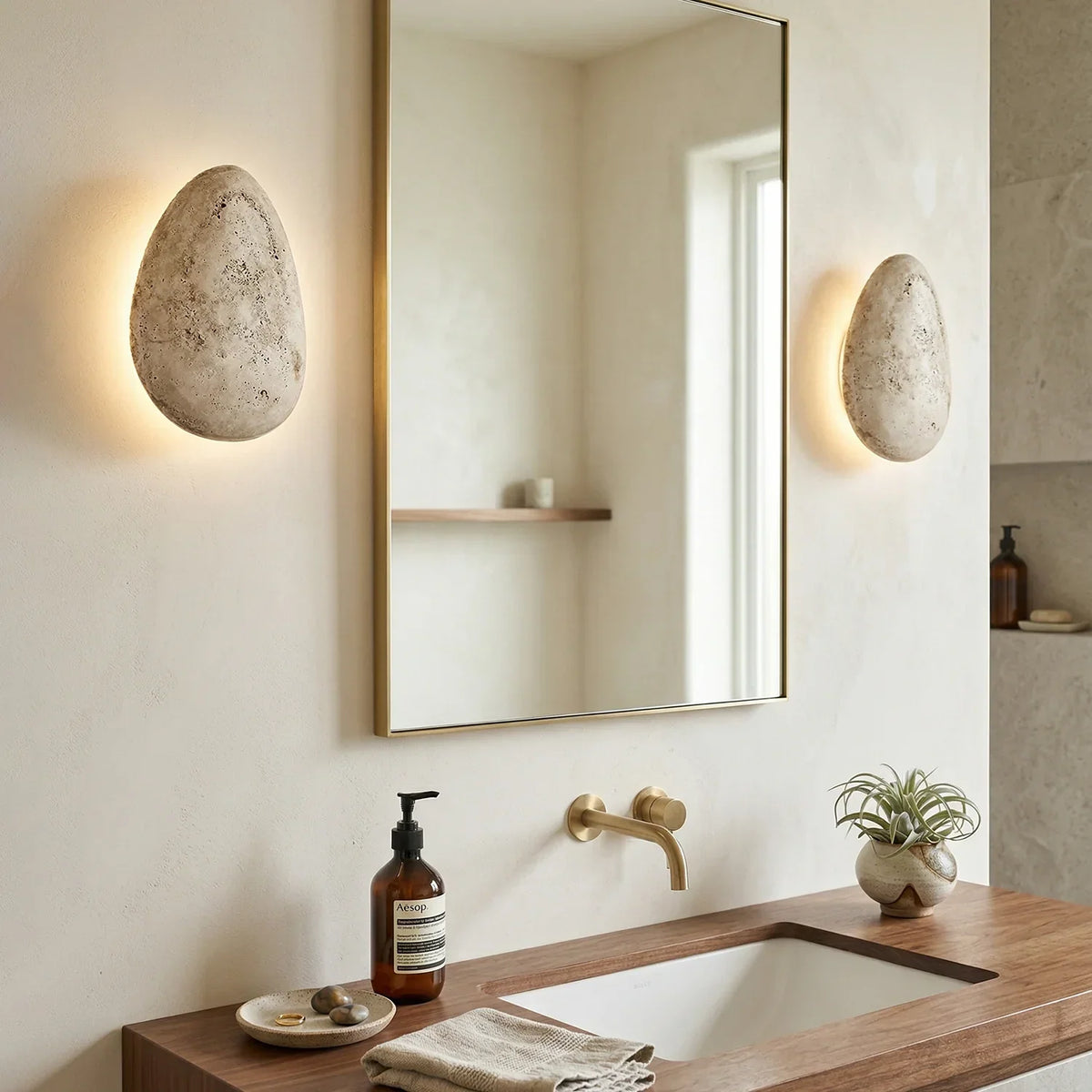 Terra Ovo Pebble-Shaped Travertine Wall Lamp – Travertine detail 12