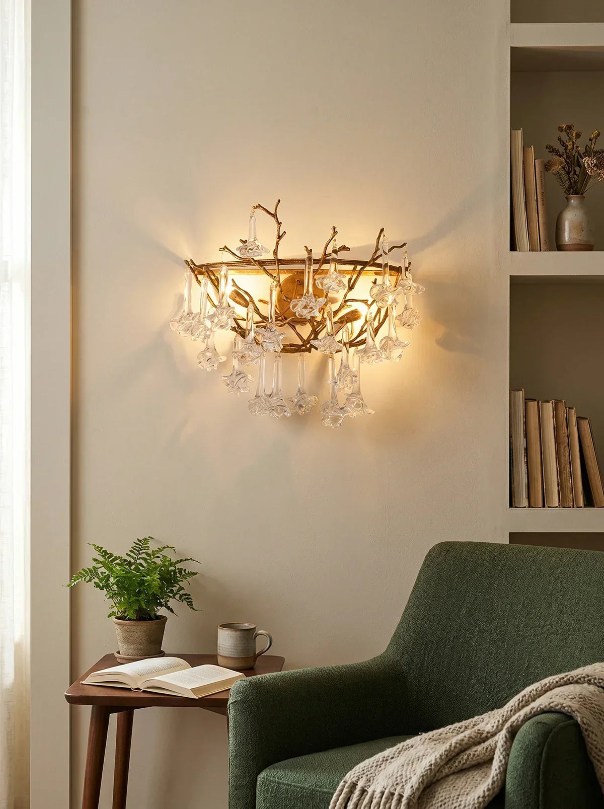 Vine-Patterned Glass Floral Wall Sconce – Glass detail 9